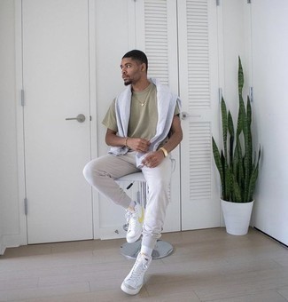 White Print Canvas High Top Sneakers Outfits For Men: This combination of a white sweatshirt and grey sweatpants is seriously dapper and yet it's relaxed enough and ready for anything. Introduce a pair of white print canvas high top sneakers to the mix and ta-da: the ensemble is complete.