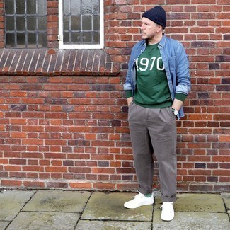 Mint Socks Outfits For Men: Dress down for the day in this functional combination of a dark green print sweatshirt and mint socks. For something more on the sophisticated end to finish off this look, grab a pair of white canvas low top sneakers.