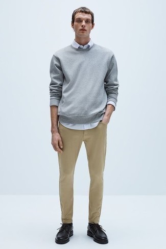 Khaki Jeans Outfits For Men: Marrying a grey sweatshirt with khaki jeans is an on-point pick for a casually cool ensemble. Black chunky leather derby shoes are a surefire way to infuse a dash of elegance into this ensemble.