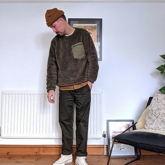 Brown Beanie Outfits For Men: A big yes to this casual street style pairing of a dark brown fleece sweatshirt and a brown beanie! For maximum effect, introduce beige canvas low top sneakers to the equation.