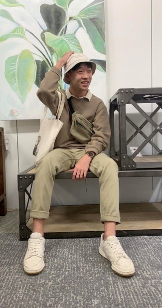 Beige Sweatshirt Outfits For Men: Pairing a beige sweatshirt with olive chinos is an awesome option for an off-duty but seriously stylish ensemble. When it comes to footwear, this look is rounded off well with beige canvas low top sneakers.