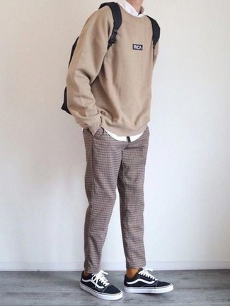 Beige Sweatshirt Outfits For Men: For a surefire casual option, you can never go wrong with this combo of a beige sweatshirt and khaki check chinos. The whole ensemble comes together perfectly when you introduce a pair of black and white canvas low top sneakers to this look.