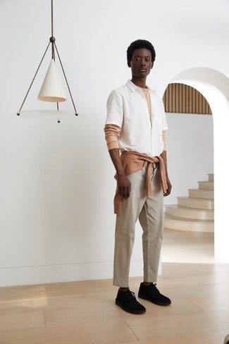 Black Suede Desert Boots Outfits: A tan sweatshirt looks so cool when teamed with beige chinos in a casual ensemble. Add a pair of black suede desert boots to the equation et voila, this outfit is complete.