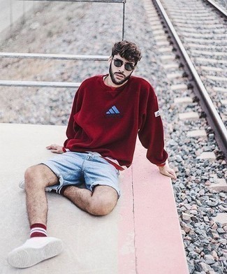 Red Sweatshirt Outfits For Men: Who said you can't make a stylish statement with a laid-back look? That's easy in a red sweatshirt and light blue denim shorts. Add white canvas low top sneakers to the equation and the whole outfit will come together wonderfully.