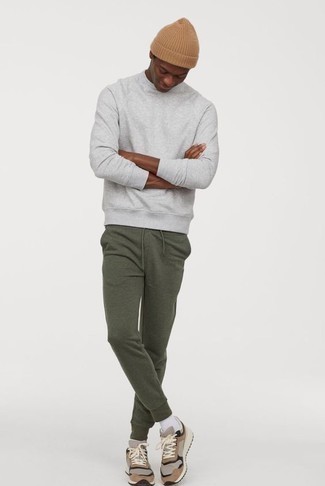 Olive Sweatpants Outfits For Men: Opt for a grey sweatshirt and olive sweatpants for a fashionable and easy-going ensemble. Complete your getup with a pair of tan athletic shoes to effortlessly bump up the cool of this ensemble.