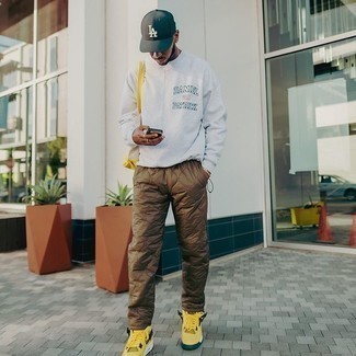 Green-Yellow Canvas Low Top Sneakers Outfits For Men: For a casual ensemble with a contemporary spin, wear a grey print sweatshirt with brown sweatpants. Bump up this whole outfit with a pair of green-yellow canvas low top sneakers.
