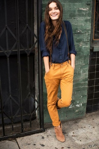 Brown Chinos Outfits For Women: 