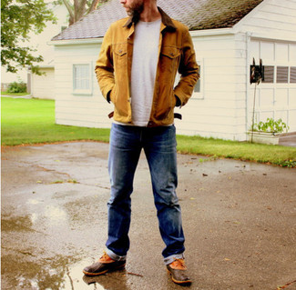Tan Barn Jacket Outfits: This combo of a tan barn jacket and navy jeans is devastatingly stylish and yet it's casual enough and apt for anything. And if you want to immediately level up this getup with footwear, add a pair of brown rain boots to your look.