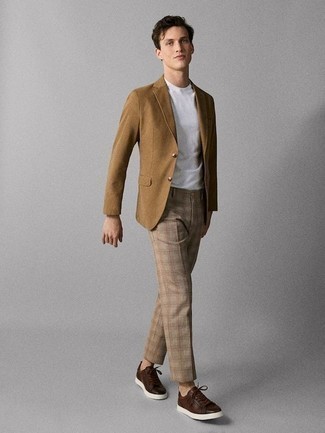 Beige Plaid Chinos Outfits: You're looking at the undeniable proof that a tan blazer and beige plaid chinos are awesome when paired together. Clueless about how to round off? Add a pair of dark brown leather low top sneakers to the mix for a more laid-back twist.