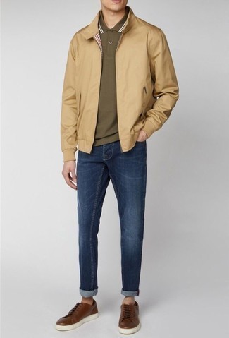 Brown Leather Low Top Sneakers Outfits For Men: Team a tan bomber jacket with navy jeans for comfort dressing with a modern spin. Brown leather low top sneakers will be a stylish addition for your outfit.