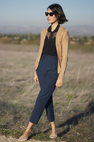 Try teaming a tan cardigan with navy tapered pants and you'll create a neat and polished ensemble. Send your outfit in a less formal direction with a pair of grey leather ballerina shoes.