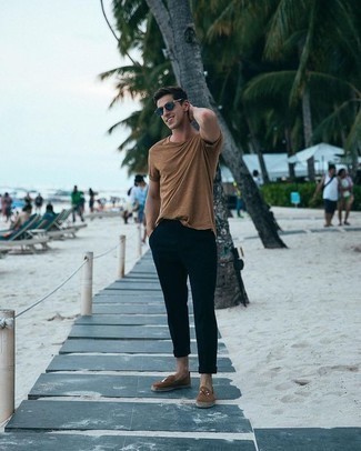 Dark Brown Canvas Espadrilles Outfits For Men: A tan crew-neck t-shirt and black chinos will allow you to demonstrate your fashionable self. Dark brown canvas espadrilles look awesome here.