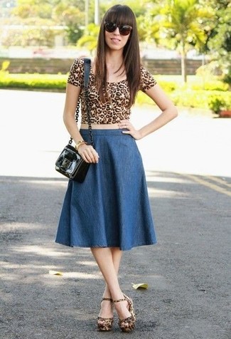 Navy Denim Midi Skirt Outfits: Consider pairing a tan leopard cropped top with a navy denim midi skirt for both chic and easy-to-create look. Add a classier twist to an otherwise mostly dressed-down getup by wearing tan leopard suede heeled sandals.