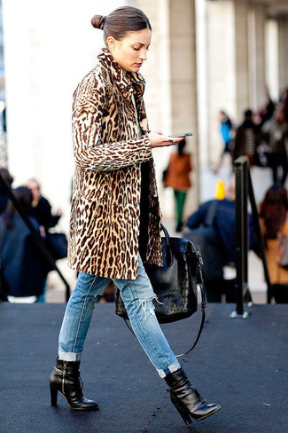 Navy Ripped Jeans Outfits For Women: A tan leopard fur coat and navy ripped jeans are the kind of super stylish casual pieces that you can wear a hundred of ways. A pair of black leather ankle boots introduces a refined aesthetic to the look.