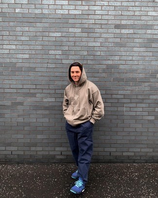Tan Hoodie Outfits For Men: This is undeniable proof that a tan hoodie and navy chinos look amazing when you pair them in a casual menswear style. You can get a bit experimental in the shoe department and tone down your look by sporting a pair of navy suede high top sneakers.