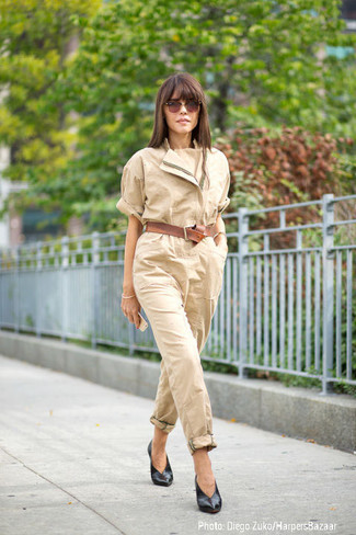 The go-to for a kick-ass casual outfit? A tan jumpsuit. Complete this ensemble with a pair of black leather pumps to effortlesslly rev up the chic factor of this getup.