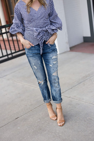 Blue Ripped Boyfriend Jeans Outfits: 