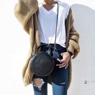 Beige Open Cardigan Outfits For Women: Marry a beige open cardigan with navy ripped skinny jeans for relaxed dressing with a contemporary spin.