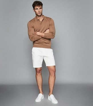 Beige Polo Neck Sweater Outfits For Men: Go for a simple yet on-trend getup in a beige polo neck sweater and white shorts. Unimpressed with this look? Let a pair of white canvas low top sneakers spice things up.