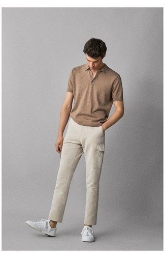 Tan Polo Outfits For Men: The formula for off-duty style? A tan polo with white cargo pants. Let your styling savvy truly shine by completing your ensemble with a pair of white canvas low top sneakers.