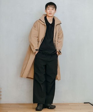 Raincoat Outfits For Men: When the situation allows off-duty styling, dress in a raincoat and black chinos. Black athletic shoes will bring an easy-going vibe to this look.