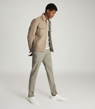 Tan Wool Shirt Jacket Outfits For Men: A tan wool shirt jacket and olive chinos are among those versatile pieces that have become the crucial elements in any gentleman's wardrobe. To give this outfit a more relaxed feel, add white leather low top sneakers to the equation.