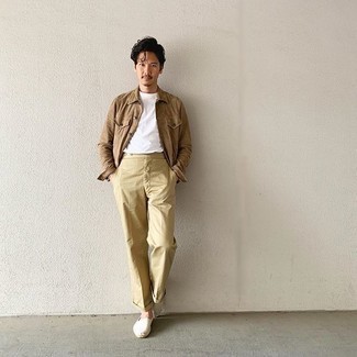 Tan Suede Shirt Jacket Outfits For Men: Pairing a tan suede shirt jacket and khaki chinos is a surefire way to inject personality into your closet. To inject an element of stylish effortlessness into this look, complement this ensemble with a pair of white canvas espadrilles.