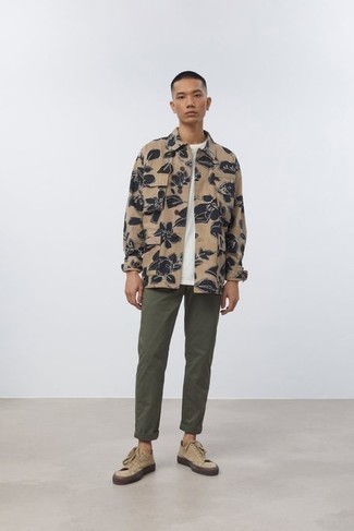 Tan Canvas Low Top Sneakers Outfits For Men: Demonstrate your fashion-savvy side in a tan floral shirt jacket and olive chinos. Does this outfit feel too dressy? Introduce tan canvas low top sneakers to spice things up.