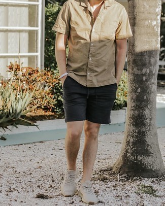 Tan Short Sleeve Shirt Outfits For Men: Want to infuse your menswear arsenal with some off-duty cool? Choose a tan short sleeve shirt and black shorts. You can get a bit experimental on the shoe front and tone down this outfit by finishing off with beige athletic shoes.