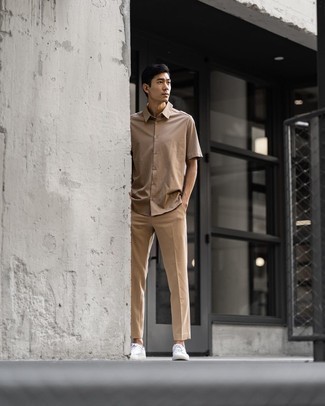 Tan Short Sleeve Shirt Outfits For Men: Go for a tan short sleeve shirt and khaki chinos if you wish to look casual and cool without exerting much effort. If you're clueless about how to finish, complete this look with white canvas low top sneakers.