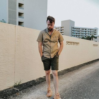 Beige Athletic Shoes Outfits For Men: For a look that's extremely easy but can be worn in a variety of different ways, try teaming a tan short sleeve shirt with olive shorts. A pair of beige athletic shoes effortlessly bumps up the wow factor of this outfit.