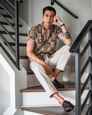 Beige Short Sleeve Shirt Outfits For Men: Wear a beige short sleeve shirt and white chinos if you want to look casually cool without trying too hard. Let your styling chops really shine by rounding off this outfit with a pair of dark brown leather loafers.