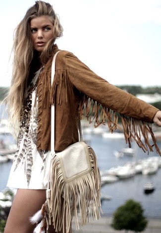 Beige Fringe Leather Crossbody Bag Outfits: Exhibit your outfit coordination savvy in this laid-back combo of a tan fringe suede biker jacket and a beige fringe leather crossbody bag.
