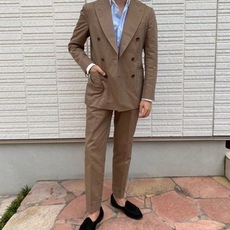 Beige Suit Summer Outfits: This sophisticated combination of a beige suit and a light blue dress shirt will hallmark your styling prowess. Play down your ensemble with a pair of black velvet loafers. One actually can remain fresh yet pulled-together under the unbearable heat. The proof is right here