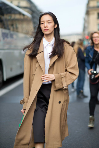 As you can see here, looking stylish doesn't take that much work. Team a tan trenchcoat with a black pencil skirt and be sure you'll look wonderful.