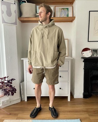 Tan Windbreaker Outfits For Men: If you’re a jeans-and-a-tee kind of guy, you'll like this straightforward pairing of a tan windbreaker and brown sports shorts. Black canvas low top sneakers are a simple way to give a hint of class to your outfit.