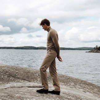 Beige Wool Turtleneck Outfits For Men: Extremely stylish, this casual combo of a beige wool turtleneck and khaki chinos provides with variety. Why not take a classic approach with shoes and complement this outfit with dark brown suede chelsea boots?