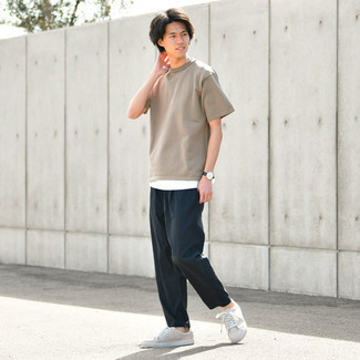 Tan Crew-neck T-shirt Outfits For Men: A tan crew-neck t-shirt looks especially good when teamed with navy chinos in a casual outfit. If you don't know how to finish off, introduce beige canvas low top sneakers to the mix.