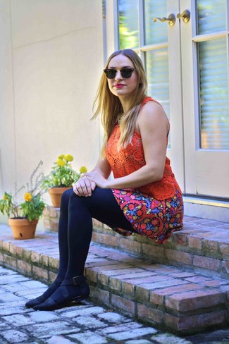 Black and Gold Sunglasses Outfits For Women: Busy off-duty days require a pared down yet seriously chic look, such as an orange crochet tank and black and gold sunglasses. Want to go all out when it comes to shoes? Add black suede ballerina shoes to the mix.
