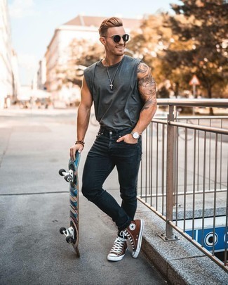 Navy Skinny Jeans Hot Weather Outfits For Men: A charcoal tank and navy skinny jeans are amazing menswear must-haves that will integrate brilliantly within your current styling rotation. Complete this look with a pair of brown canvas high top sneakers and the whole ensemble will come together.