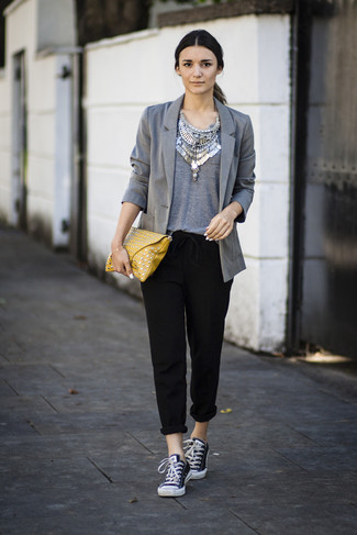 Black Tapered Pants Outfits For Women In Their 20s: 