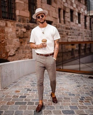Brown Check Chinos Outfits: 