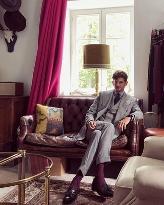 Burgundy Socks Outfits For Men: 