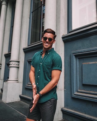Olive Short Sleeve Shirt Outfits For Men: Why not choose an olive short sleeve shirt and black shorts? These pieces are very functional and look great together.