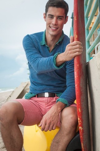 Dark Green V-neck Sweater Summer Outfits For Men: Combining a dark green v-neck sweater with pink shorts is an awesome option for a casual yet on-trend outfit. A knockout outfit like this one is just what you need come boiling hot summer days.