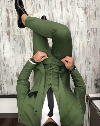 Dark Green Suit Outfits: This sophisticated combination of a dark green suit and a white dress shirt will allow you to demonstrate your sartorial skills. When it comes to footwear, go for something on the laid-back end of the spectrum and finish off this look with a pair of black leather derby shoes.