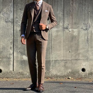 Burgundy Paisley Tie Outfits For Men: A brown three piece suit and a burgundy paisley tie are among the key elements of a smart menswear collection. Complement this ensemble with brown leather monks to easily amp up the appeal of your look.