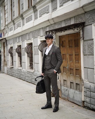 Charcoal Flat Cap Outfits For Men: Make a grey check three piece suit and a charcoal flat cap your outfit choice for a relaxed outfit with a modern spin. A pair of black leather oxford shoes will put an elegant spin on your ensemble.