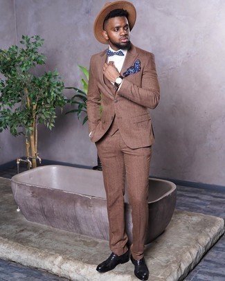 Blue Print Bow-tie Outfits For Men: The combo of a brown three piece suit and a blue print bow-tie makes for a cool laid-back ensemble. To give your look a more polished feel, why not add black leather oxford shoes to the equation?