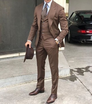 Brown Check Tie Outfits For Men: This combination of a brown three piece suit and a brown check tie is extra stylish and creates instant appeal. A nice pair of brown leather oxford shoes is a simple way to bring a sense of stylish nonchalance to your ensemble.